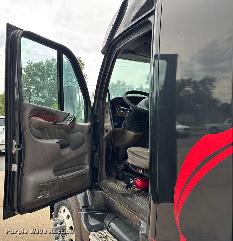 image for item EV1869 2005 Peterbilt 387 semi truck