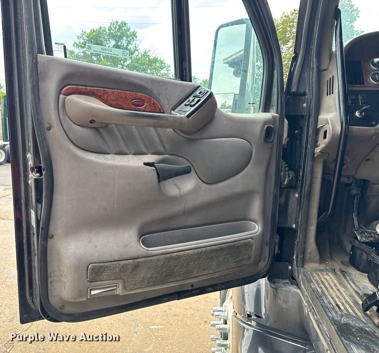 image for item EV1869 2005 Peterbilt 387 semi truck