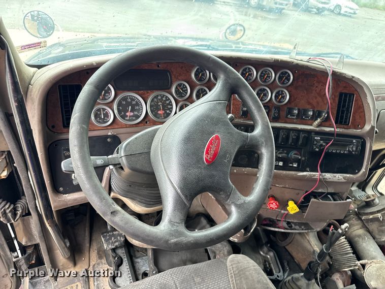 image for item EV1869 2005 Peterbilt 387 semi truck