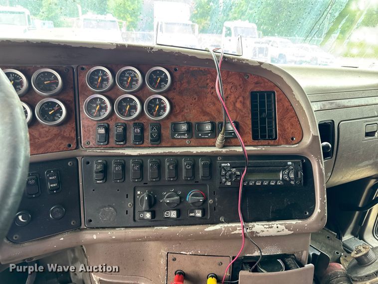 image for item EV1869 2005 Peterbilt 387 semi truck