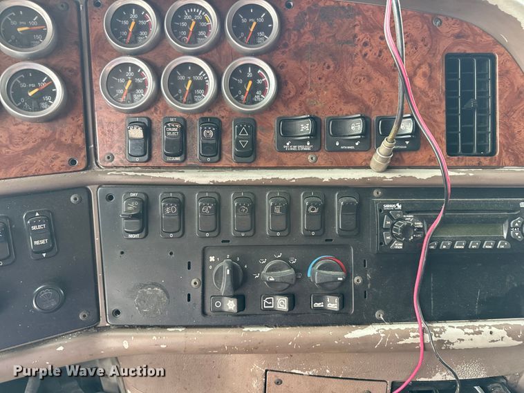 image for item EV1869 2005 Peterbilt 387 semi truck