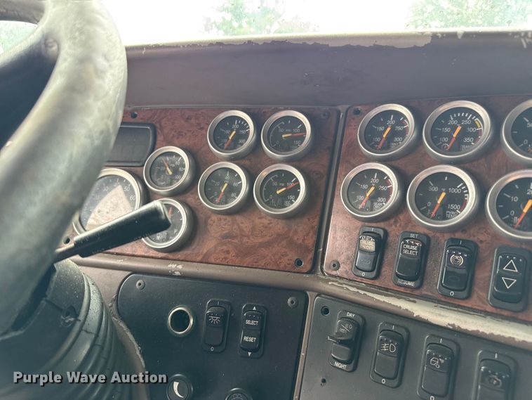 image for item EV1869 2005 Peterbilt 387 semi truck