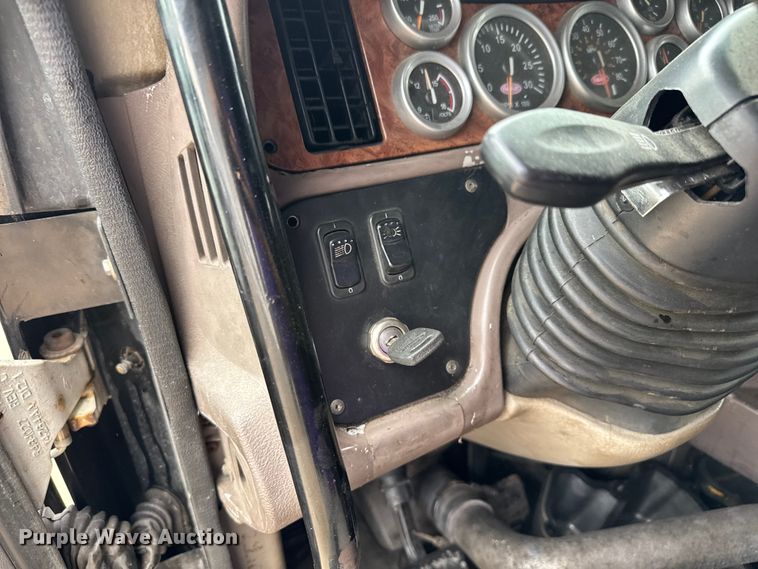 image for item EV1869 2005 Peterbilt 387 semi truck