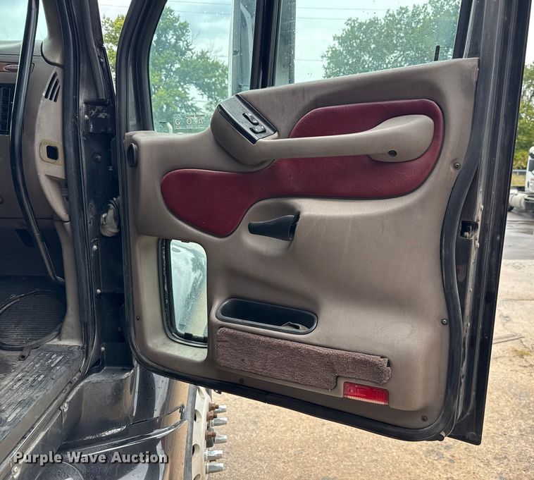 image for item EV1869 2005 Peterbilt 387 semi truck