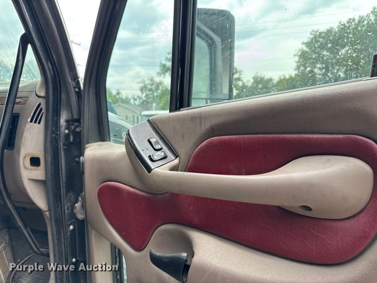 image for item EV1869 2005 Peterbilt 387 semi truck