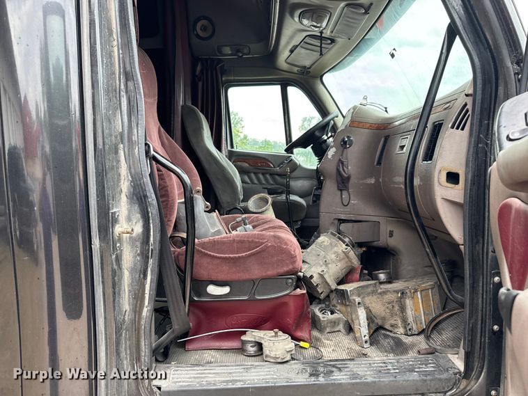 image for item EV1869 2005 Peterbilt 387 semi truck