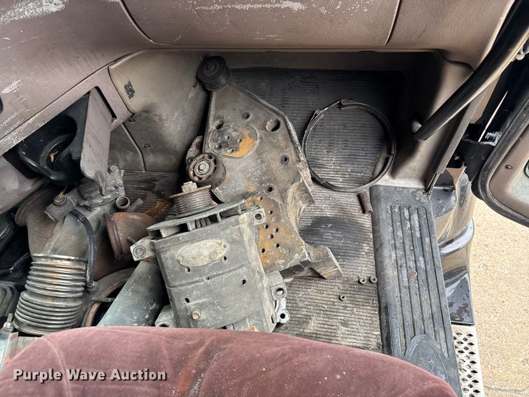 image for item EV1869 2005 Peterbilt 387 semi truck