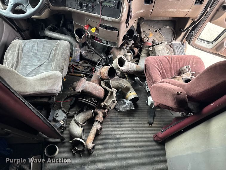 image for item EV1869 2005 Peterbilt 387 semi truck