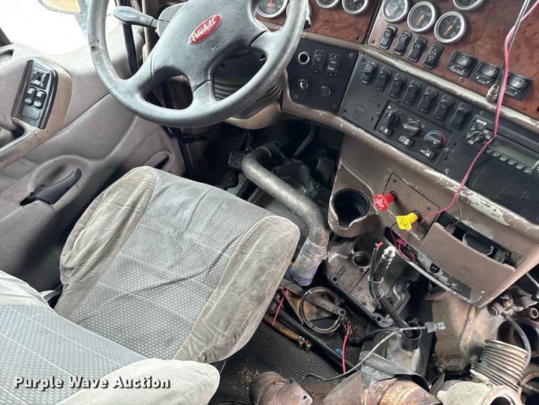 image for item EV1869 2005 Peterbilt 387 semi truck