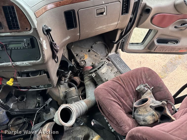 image for item EV1869 2005 Peterbilt 387 semi truck