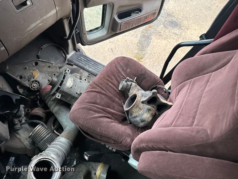 image for item EV1869 2005 Peterbilt 387 semi truck