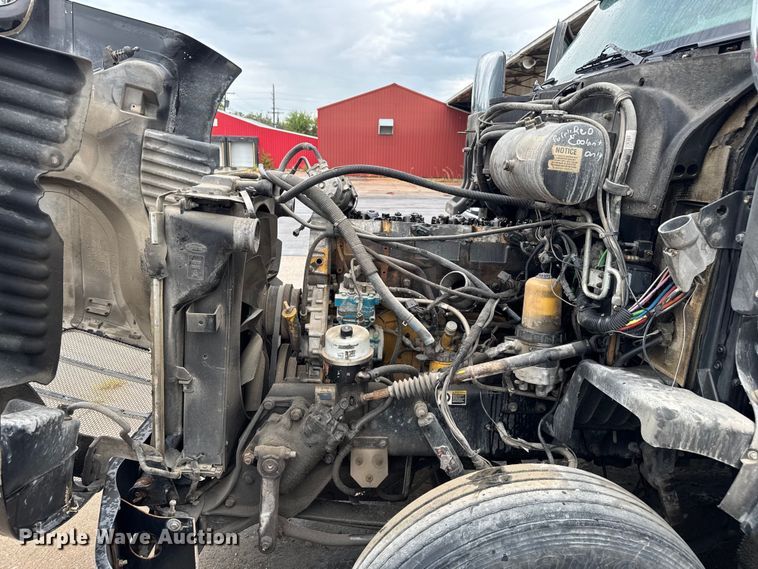 image for item EV1869 2005 Peterbilt 387 semi truck