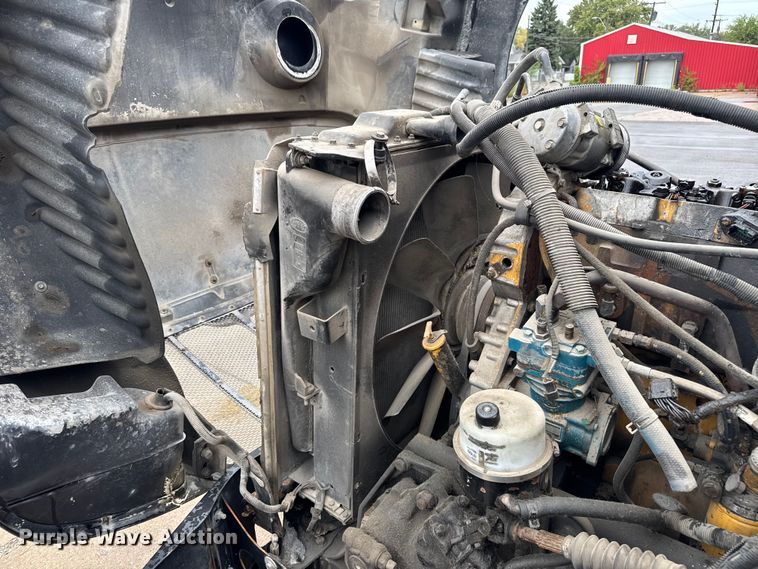 image for item EV1869 2005 Peterbilt 387 semi truck