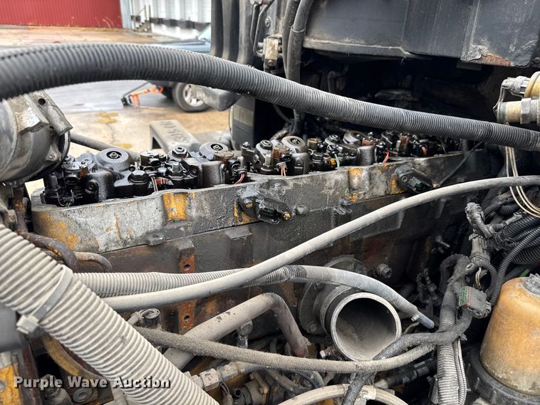 image for item EV1869 2005 Peterbilt 387 semi truck