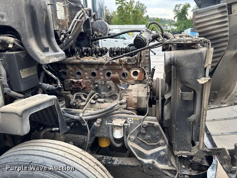 image for item EV1869 2005 Peterbilt 387 semi truck