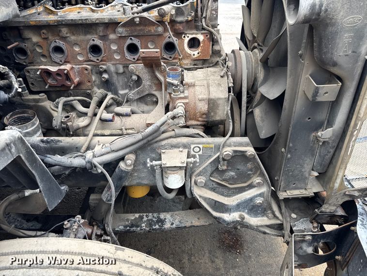 image for item EV1869 2005 Peterbilt 387 semi truck