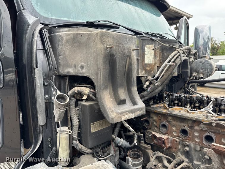 image for item EV1869 2005 Peterbilt 387 semi truck