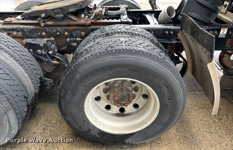 image for item EV1869 2005 Peterbilt 387 semi truck