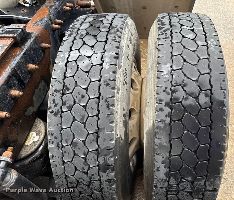 image for item EV1869 2005 Peterbilt 387 semi truck