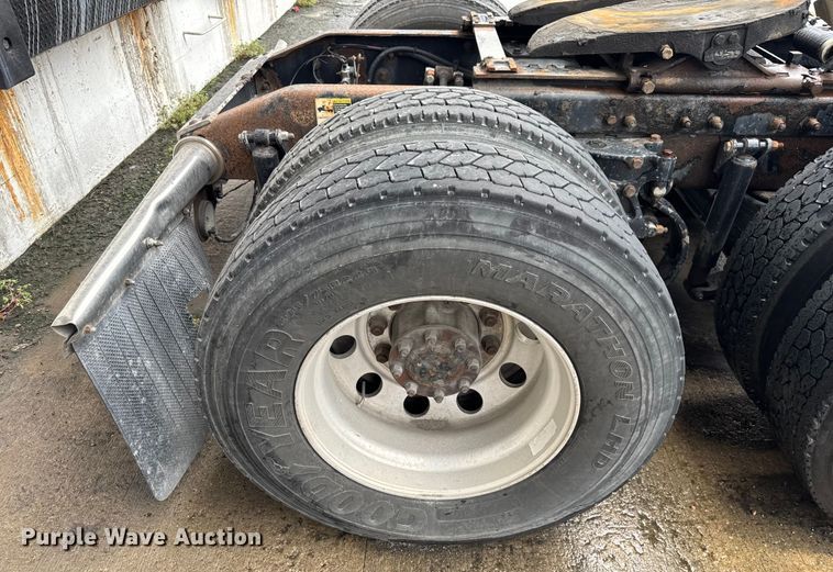 image for item EV1869 2005 Peterbilt 387 semi truck