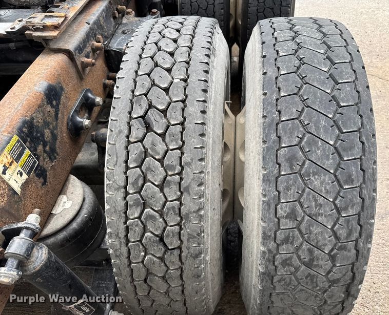 image for item EV1869 2005 Peterbilt 387 semi truck