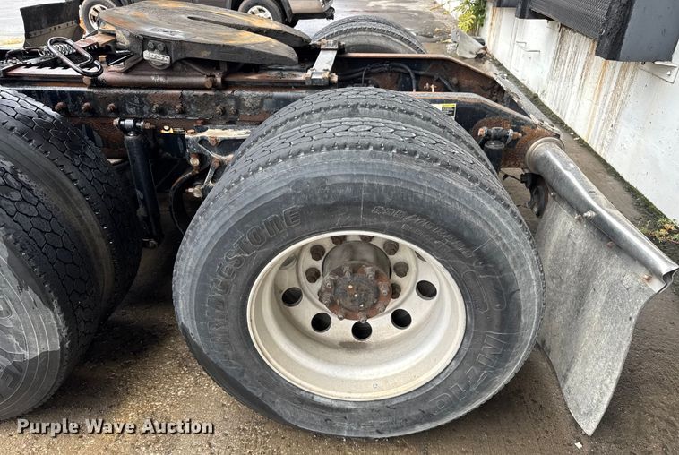 image for item EV1869 2005 Peterbilt 387 semi truck