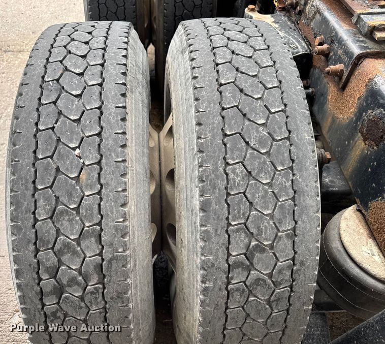 image for item EV1869 2005 Peterbilt 387 semi truck