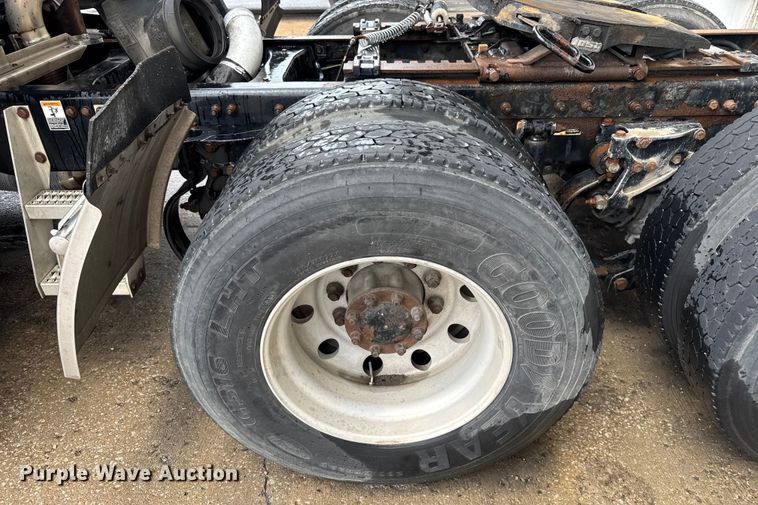 image for item EV1869 2005 Peterbilt 387 semi truck