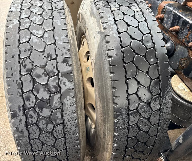 image for item EV1869 2005 Peterbilt 387 semi truck