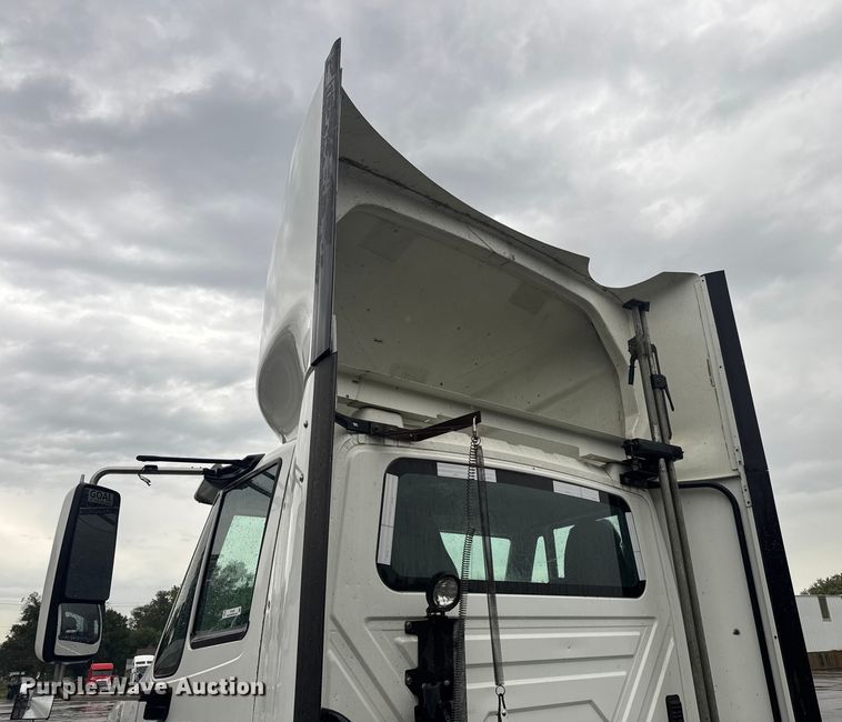 image for item EV1870 2016 International ProStar 122 semi truck