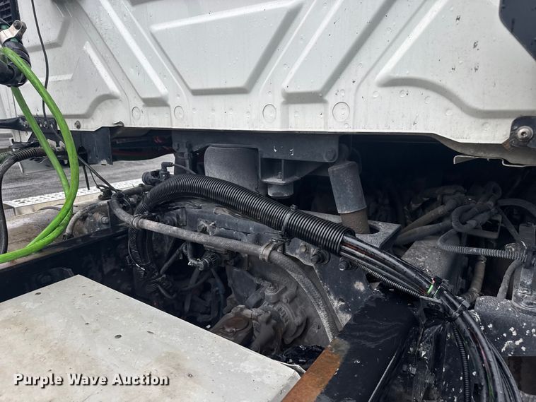 image for item EV1870 2016 International ProStar 122 semi truck