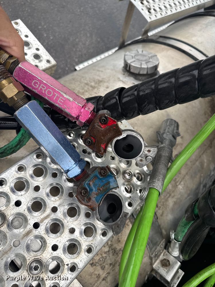 image for item EV1870 2016 International ProStar 122 semi truck