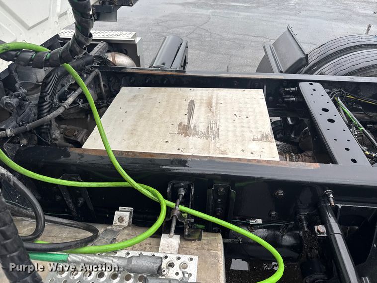 image for item EV1870 2016 International ProStar 122 semi truck