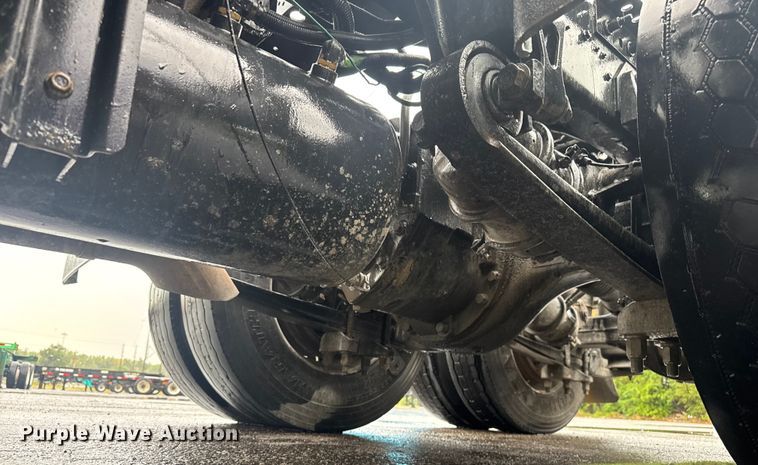 image for item EV1870 2016 International ProStar 122 semi truck