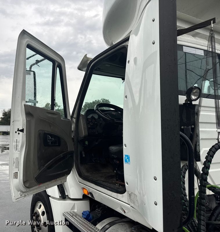 image for item EV1870 2016 International ProStar 122 semi truck