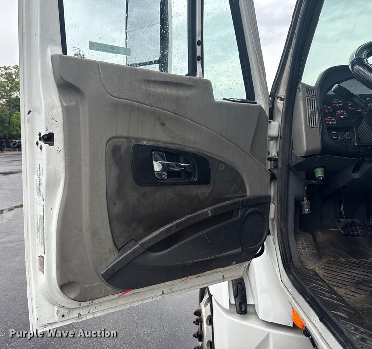 image for item EV1870 2016 International ProStar 122 semi truck