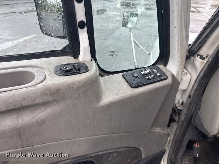 image for item EV1870 2016 International ProStar 122 semi truck