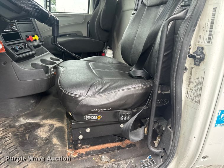 image for item EV1870 2016 International ProStar 122 semi truck