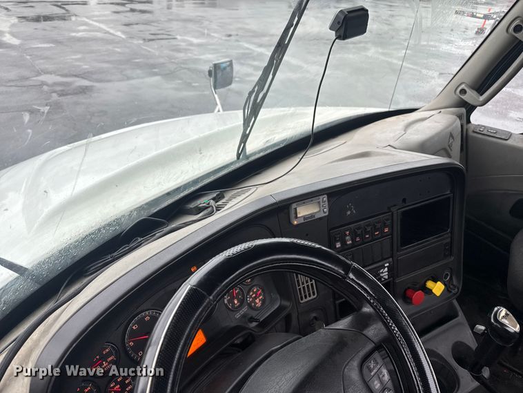 image for item EV1870 2016 International ProStar 122 semi truck