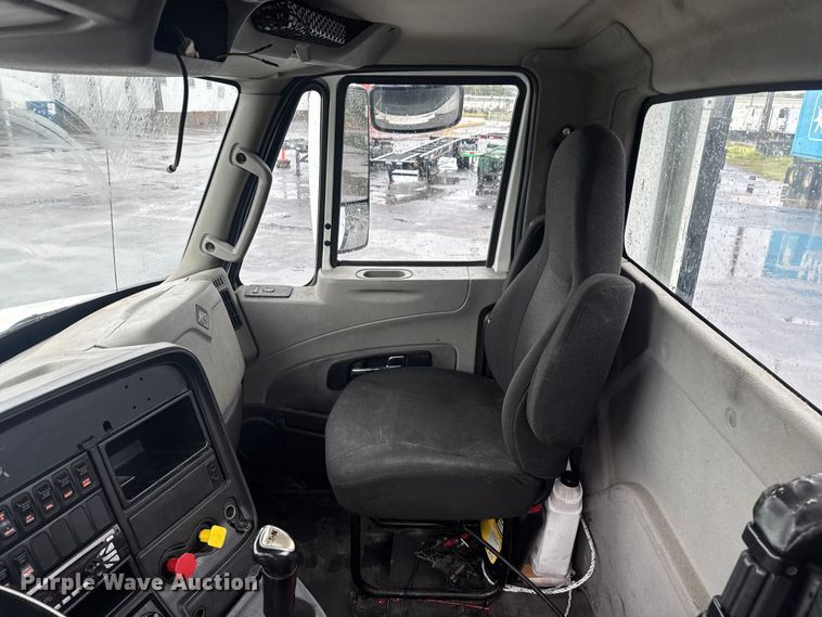 image for item EV1870 2016 International ProStar 122 semi truck