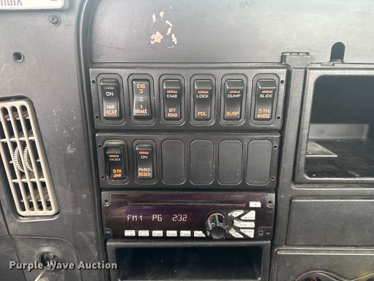 image for item EV1870 2016 International ProStar 122 semi truck