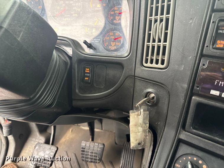 image for item EV1870 2016 International ProStar 122 semi truck