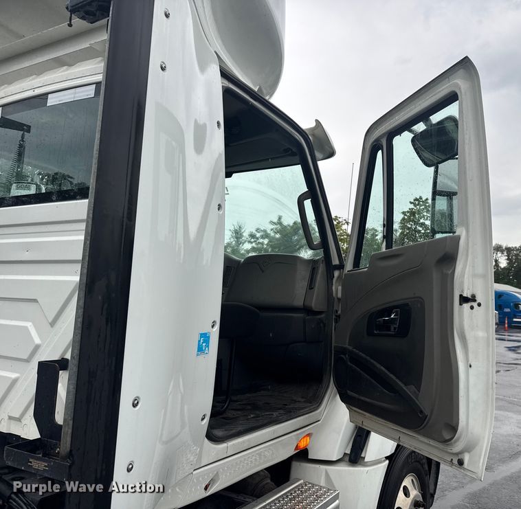 image for item EV1870 2016 International ProStar 122 semi truck