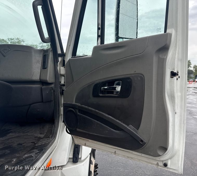 image for item EV1870 2016 International ProStar 122 semi truck