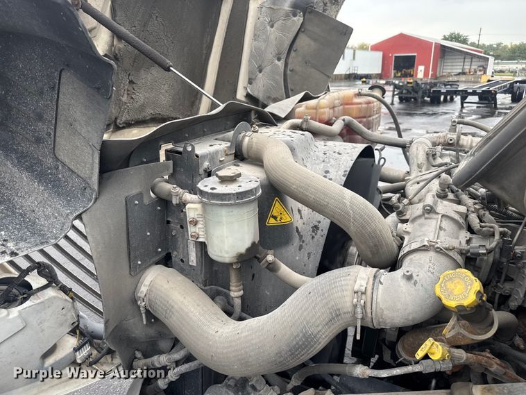 image for item EV1870 2016 International ProStar 122 semi truck