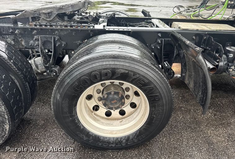 image for item EV1870 2016 International ProStar 122 semi truck