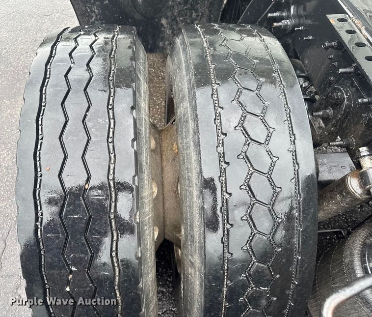 image for item EV1870 2016 International ProStar 122 semi truck