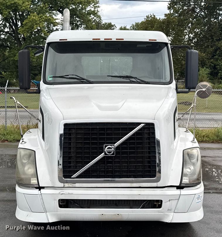 image for item EV1871 2008 Volvo VNL  semi truck