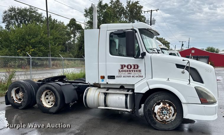 image for item EV1871 2008 Volvo VNL  semi truck