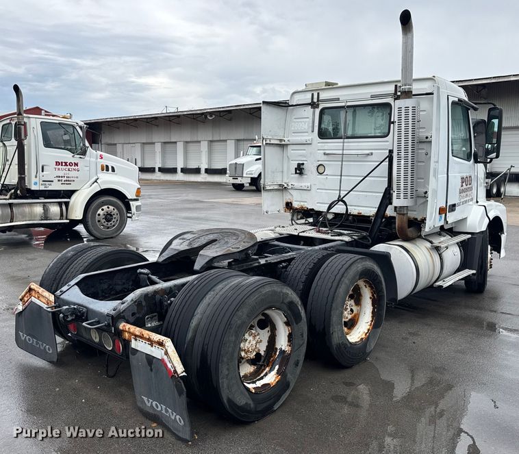 image for item EV1871 2008 Volvo VNL  semi truck